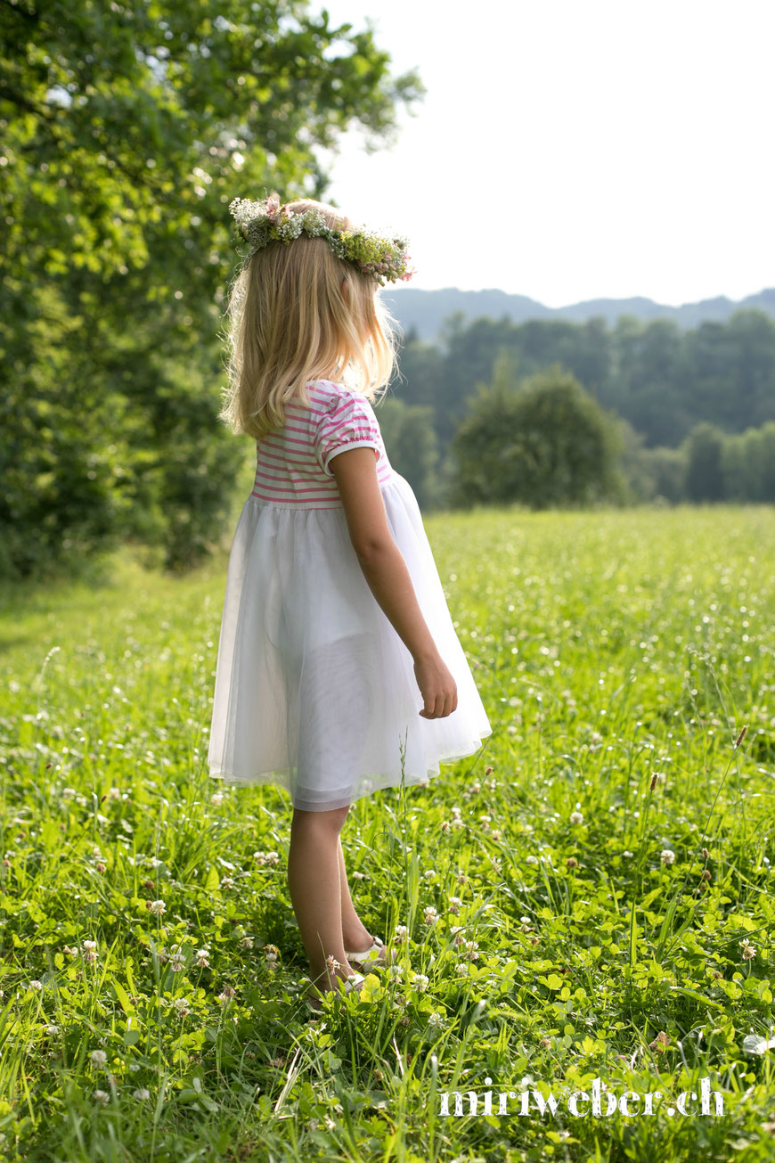 DIY Blumen Haar Kranz, Blumenkranz selber machen, einfach, Anleitung mit Video, Sommerblumenkranz, Kranz binden, schnell, DIY, Kreativ Blog Schweiz, Schweizer Kreativ Blog, Haar Schmuck, Kinder Haar Kranz