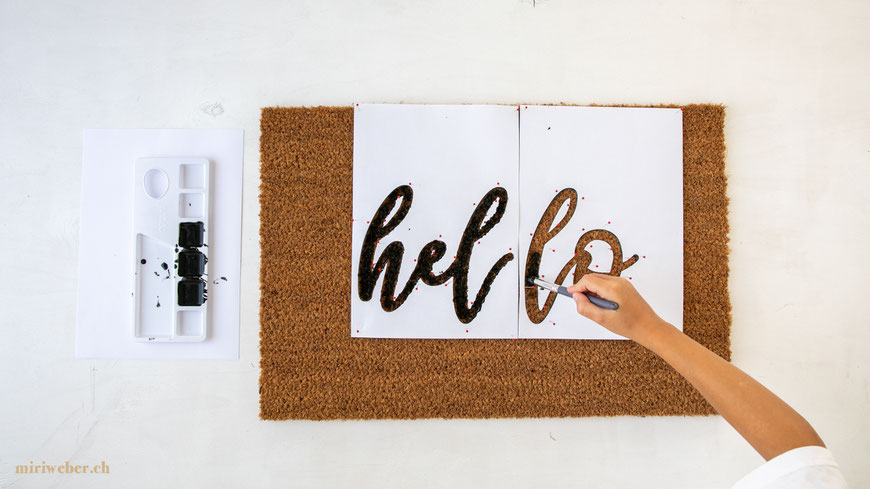 Hello, Handlettering, Schablone, selber machen, DIY Blog Schweiz, Schweizer DIY Bloggerin, Fussmatte selber beschriften, DIY Fussmatte, Türvorleger, Teppich, Handlettering, bemalen, basteln, Geschenkidee, Basteln mit Kindern, Familienblog Schweiz