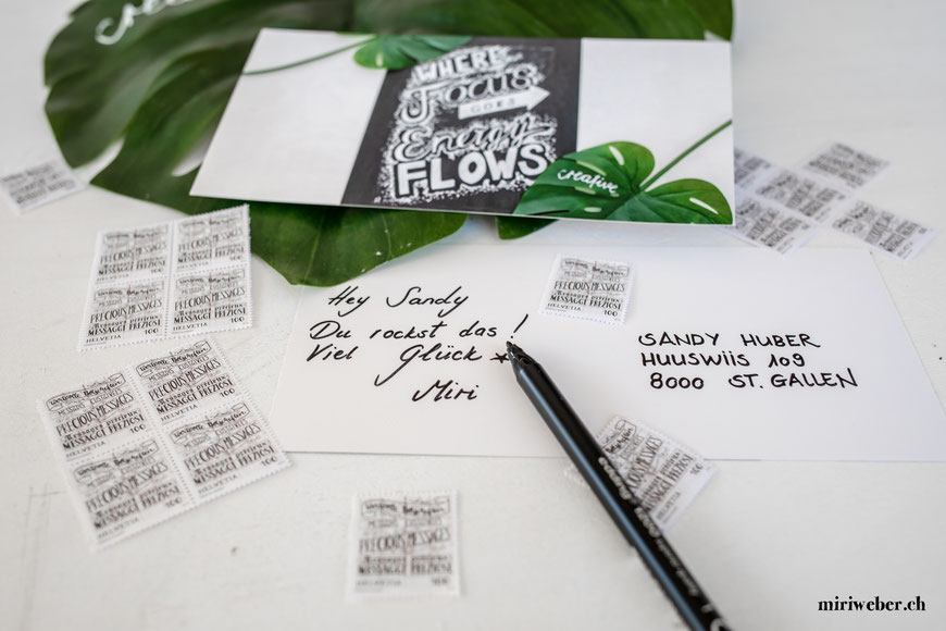 DIY Blog Schweiz, Schweizer Kreativ Blog, Lettering, Handlettering, wertvolle Botschaften, Handlettering, Kalligraphie, Lettering Briefmarken, Schweizerische Post, Postkarte, reasons2write, 2019, Blog, Content Creation, Chalk Wall, Kreidetafel