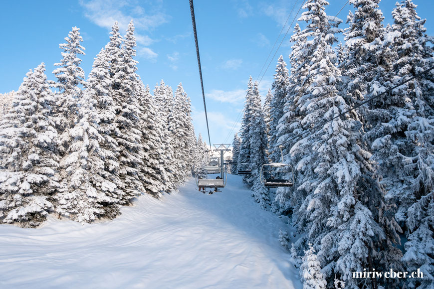 Skigebiet, Flims, Laax, Sessellift, Bergbahnen, Winter, Pisten, Berghütte, Skiferien, Graubünden, Familie