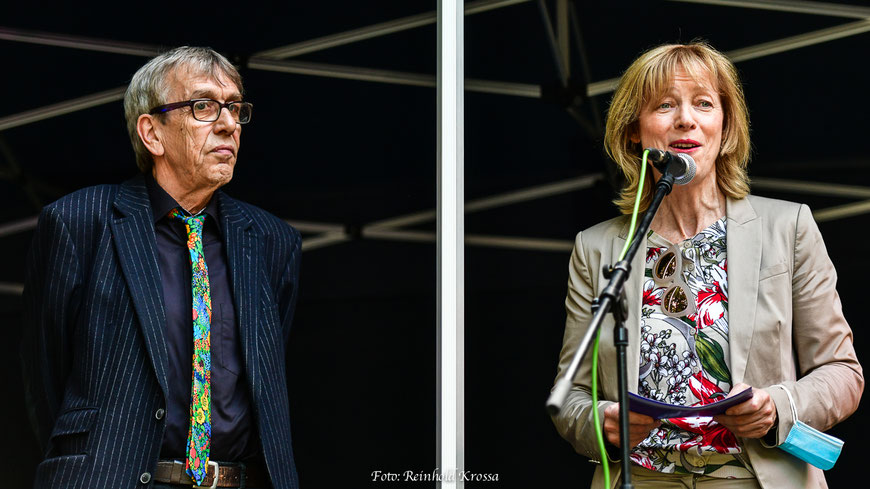 Die OB'in Karin Welge und der Veranstalter Helmut Warnke bei der Eröffnungsrede