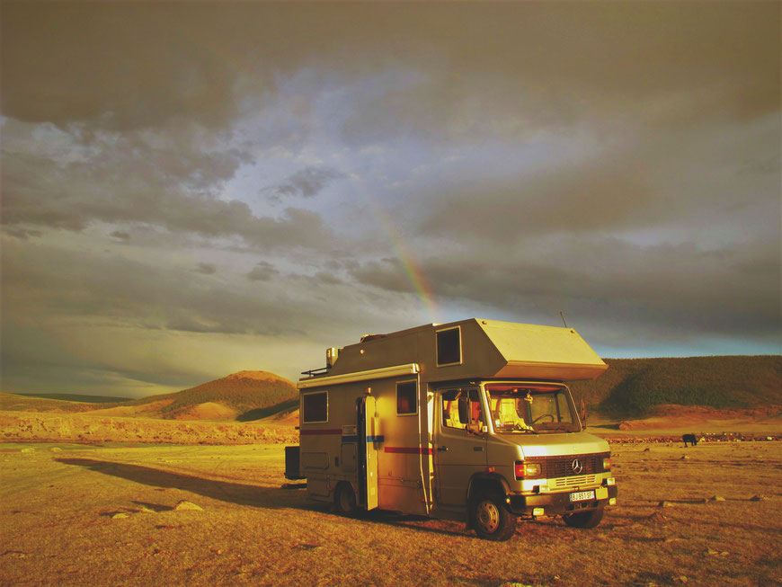 bigousteppes mongolie camion mercedes arc en ciel