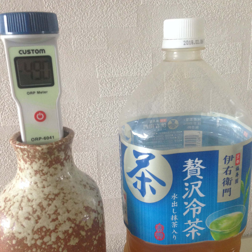 還元くんに「伊右衛門 贅沢冷茶」を入れて、水素茶を作りました。