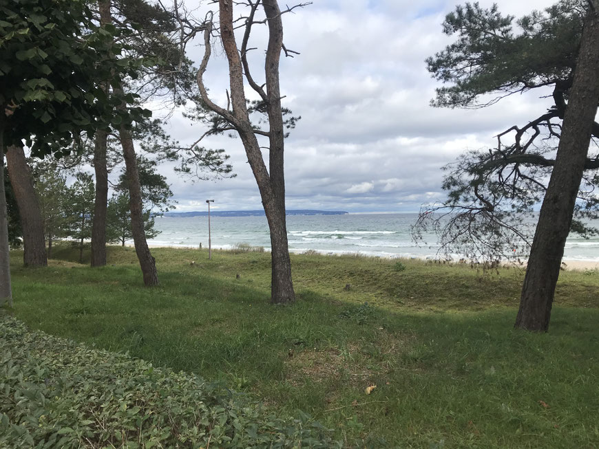 Blick vom Strand auf die aufgewühlte See