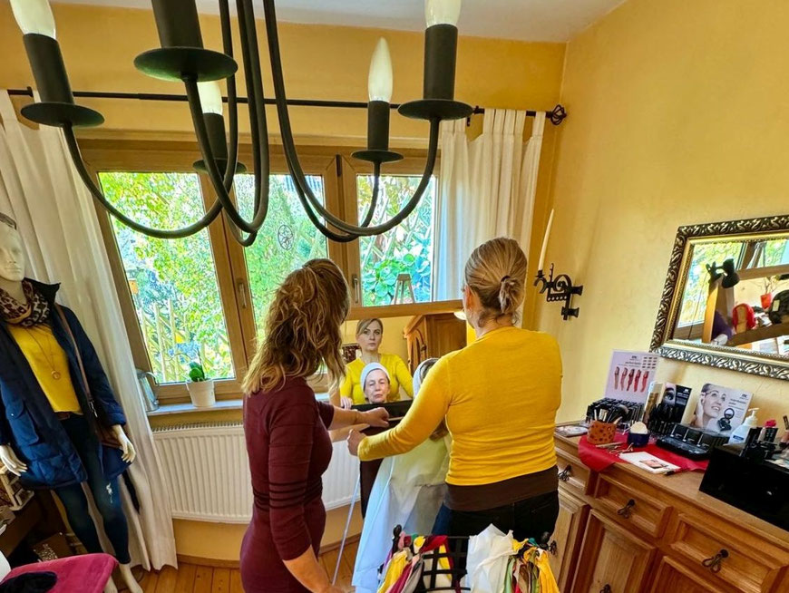 Training der Auszubildenenden mit Tüchern für die Farbberatung an einer Kundin im Studio Jena