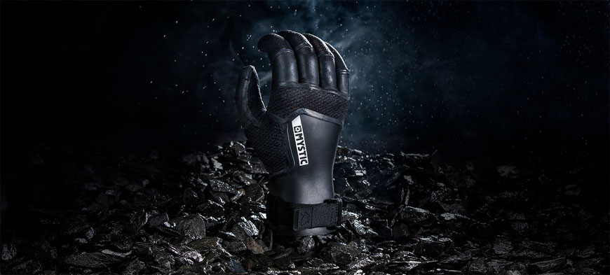 Extrem warme Handschuhe mit gebogenen Fingern für entspannte Unterarme hier bei WindSucht, Mystic Marshall Glove 3mm