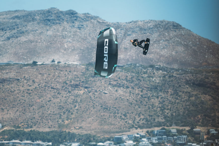 CORE XR X Kite Black in Action bei WindSucht