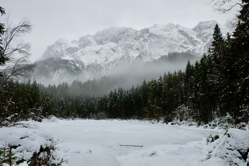 Вид на Цугшпитце Zugspitze с озера Айбзее Eibsee