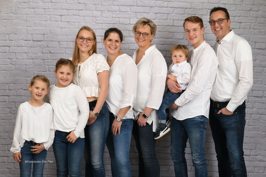 Familienfotos im Fotostudio Flic Flac in wunderschönen Hintergrundkulissen. 