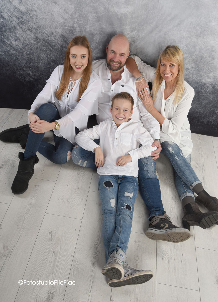 Familienfotos im Fotostudio Flic Flac in wunderschönen Hintergrundkulissen. 