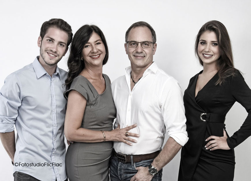 Familienfotos im Fotostudio Flic Flac in wunderschönen Hintergrundkulissen. 