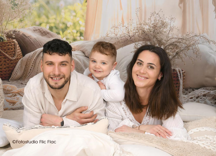Familienfotos im Fotostudio Flic Flac in wunderschönen Hintergrundkulissen. 