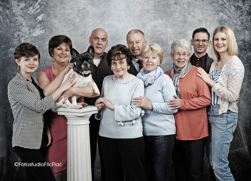 Familienfotos im Fotostudio Flic Flac in wunderschönen Hintergrundkulissen. 