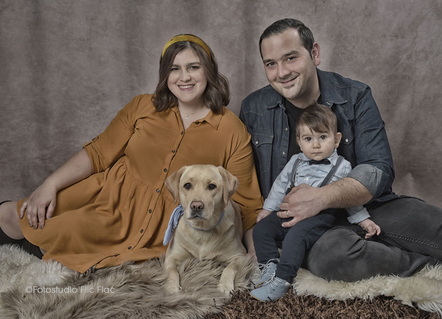 Familienfotos im Fotostudio Flic Flac in wunderschönen Hintergrundkulissen. 
