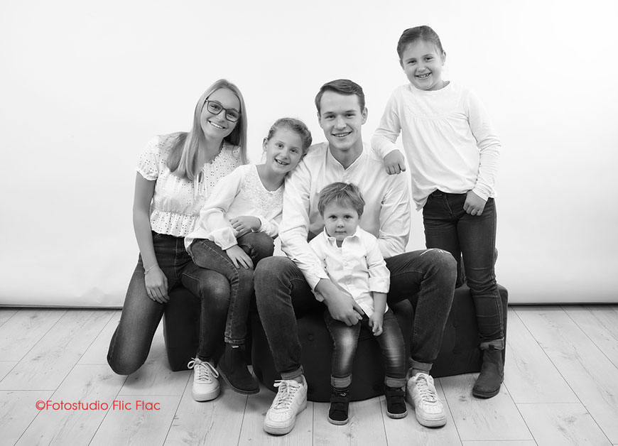 Familienfotos im Fotostudio Flic Flac in wunderschönen Hintergrundkulissen. 