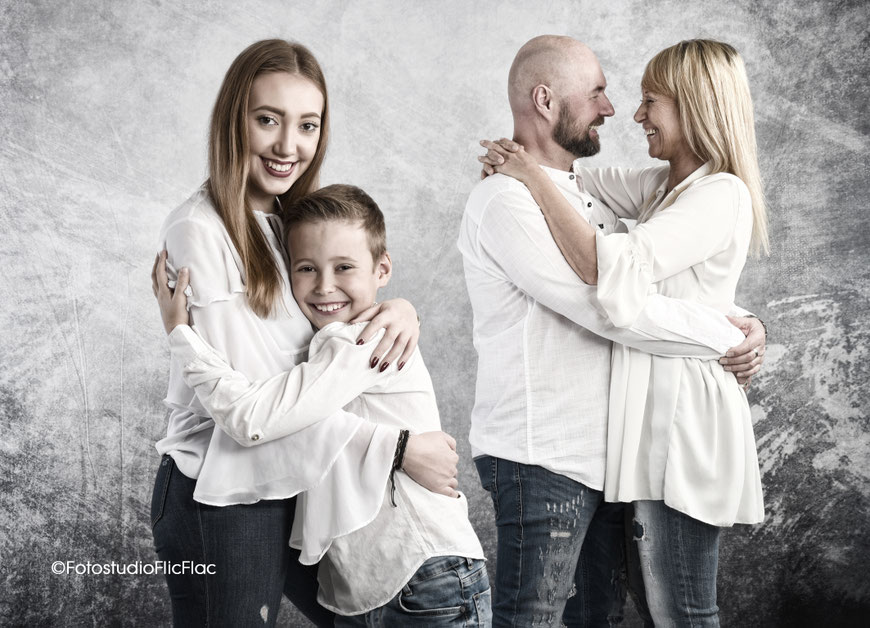 Familienfotos im Fotostudio Flic Flac in wunderschönen Hintergrundkulissen. 