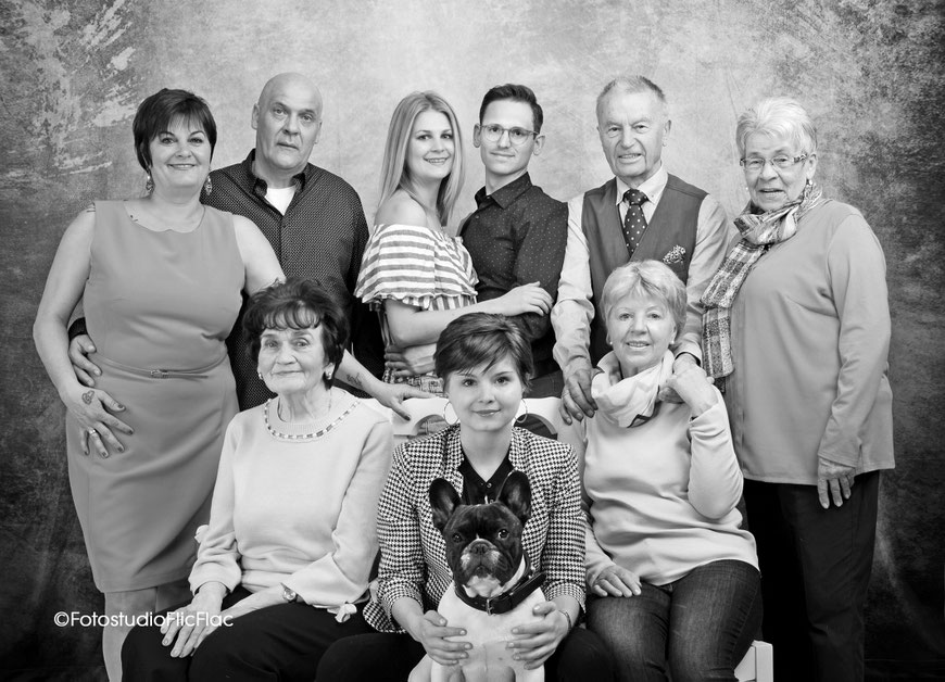 Familienfotos im Fotostudio Flic Flac in wunderschönen Hintergrundkulissen. 