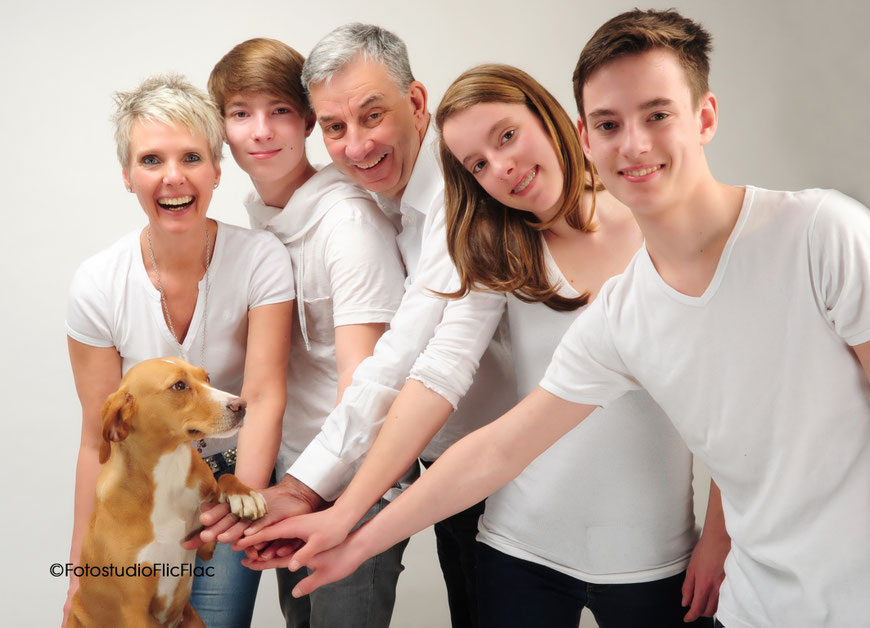 Familienfotos im Fotostudio Flic Flac in wunderschönen Hintergrundkulissen. 