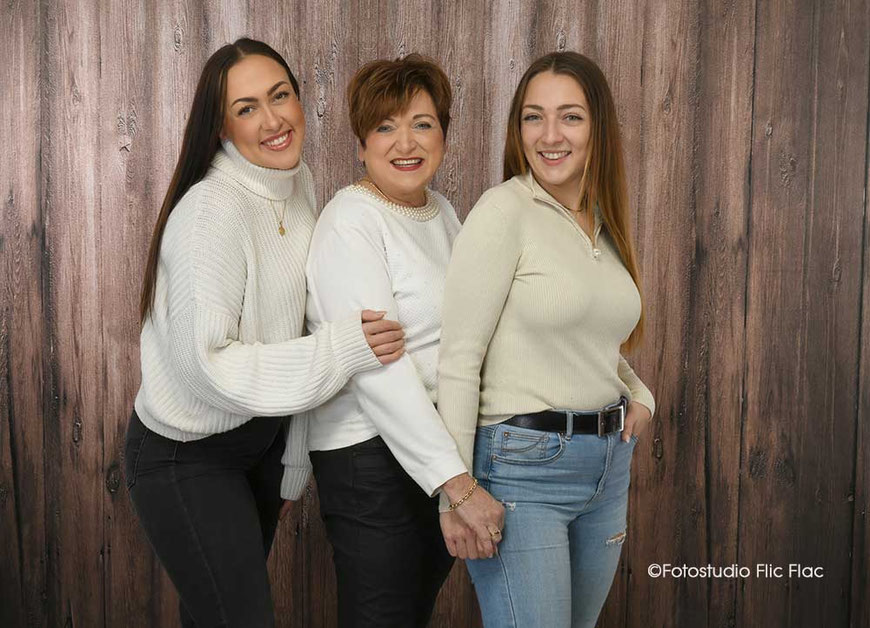 Familienfotos im Fotostudio Flic Flac in wunderschönen Hintergrundkulissen. 