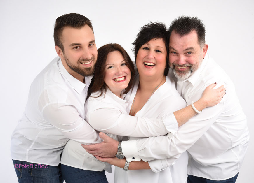 Familienfotos im Fotostudio Flic Flac in wunderschönen Hintergrundkulissen. 