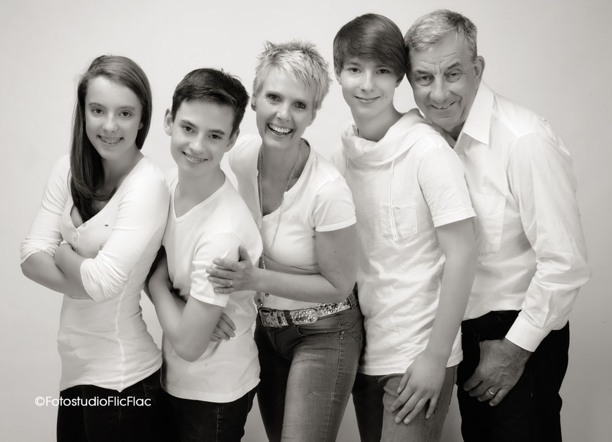Familienfotos im Fotostudio Flic Flac in wunderschönen Hintergrundkulissen. 