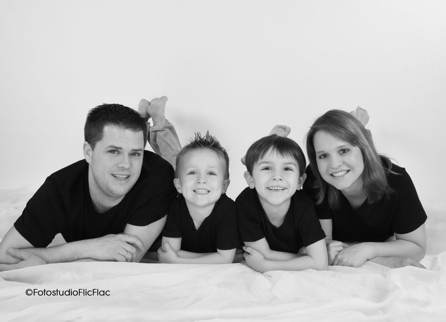 Familienfotos im Fotostudio Flic Flac in wunderschönen Hintergrundkulissen. 