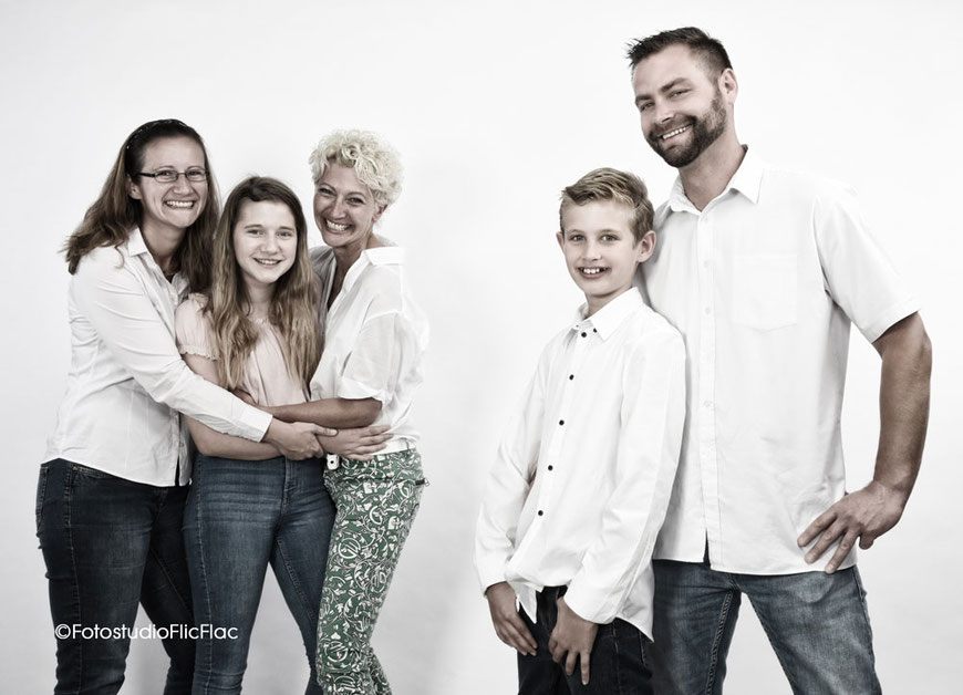 Familienfotos im Fotostudio Flic Flac in wunderschönen Hintergrundkulissen. 
