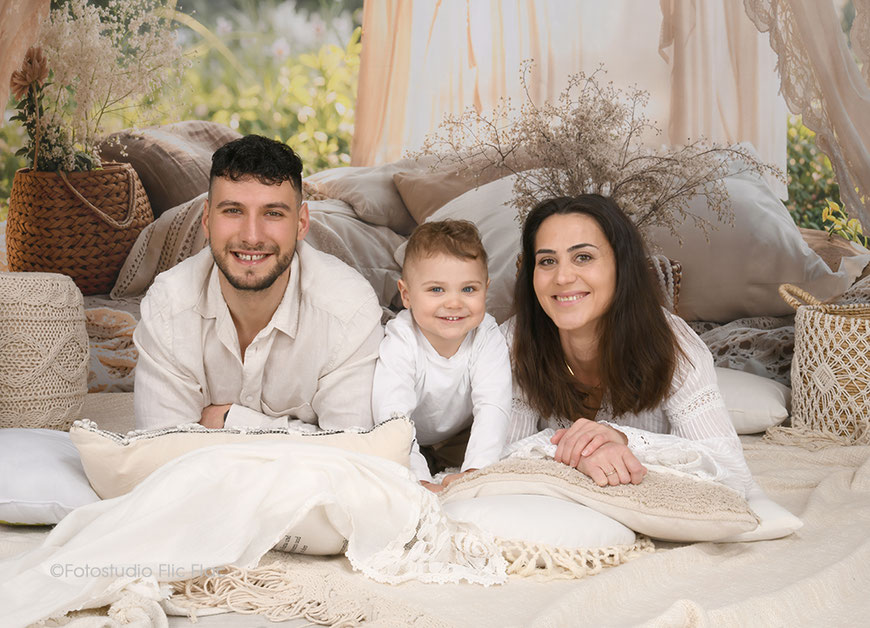 Familienfotos im Fotostudio Flic Flac in wunderschönen Hintergrundkulissen. 