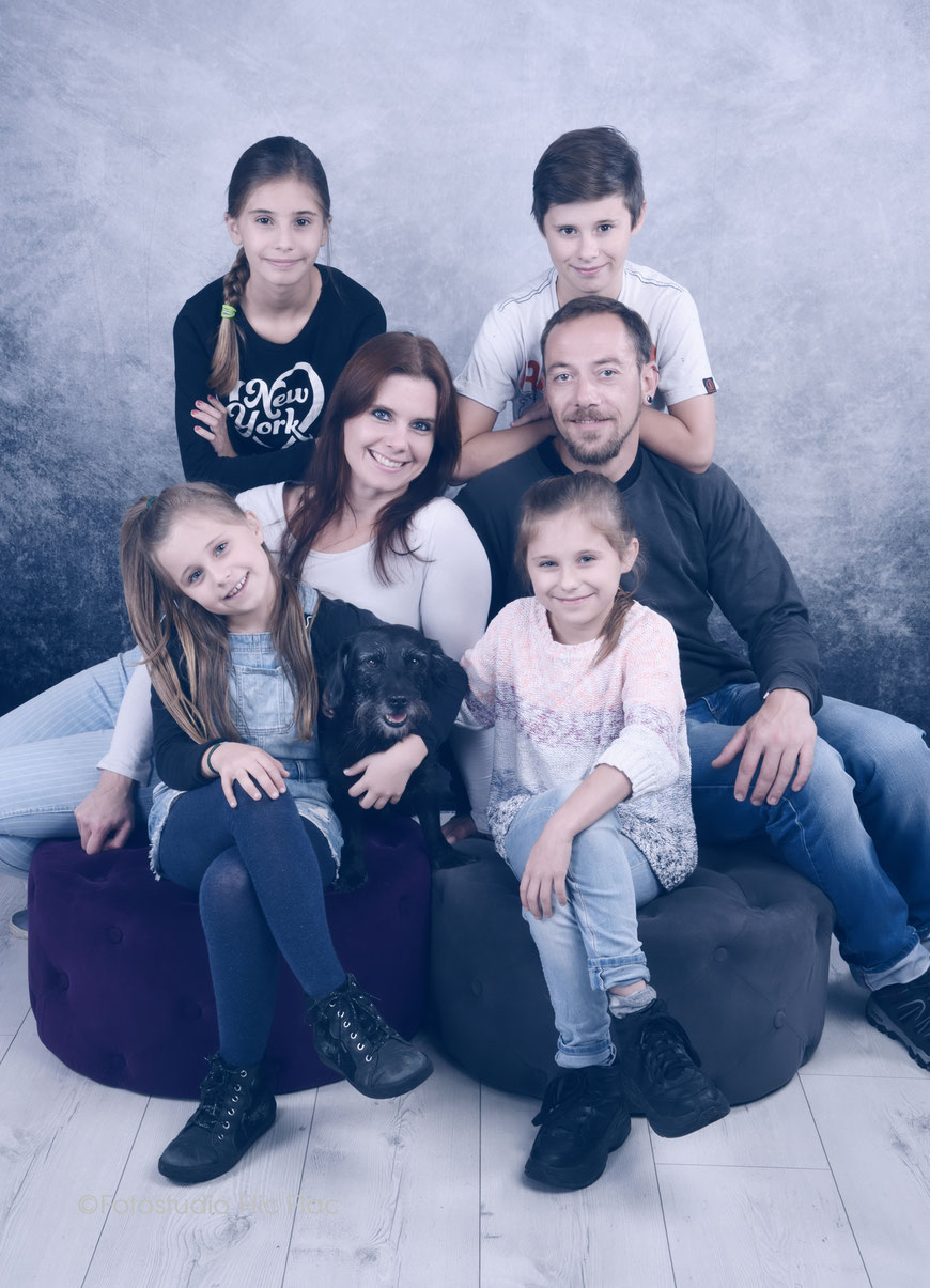 Familienfotos im Fotostudio Flic Flac in wunderschönen Hintergrundkulissen. 