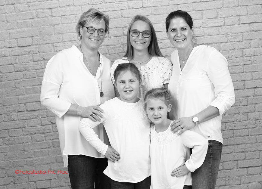 Familienfotos im Fotostudio Flic Flac in wunderschönen Hintergrundkulissen. 