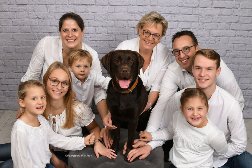 Familienfotos im Fotostudio Flic Flac in wunderschönen Hintergrundkulissen. 
