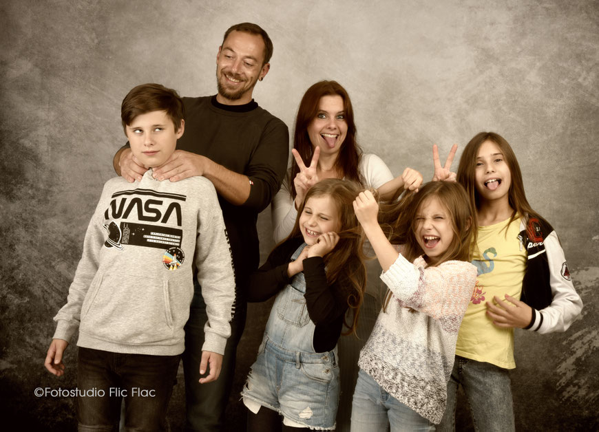 Familienfotos im Fotostudio Flic Flac in wunderschönen Hintergrundkulissen. 