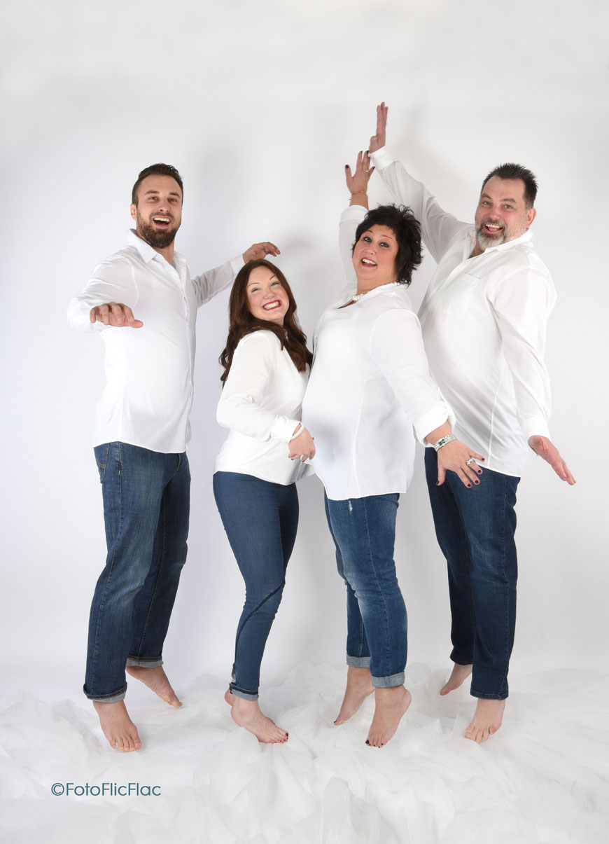 Familienfotos im Fotostudio Flic Flac in wunderschönen Hintergrundkulissen. 