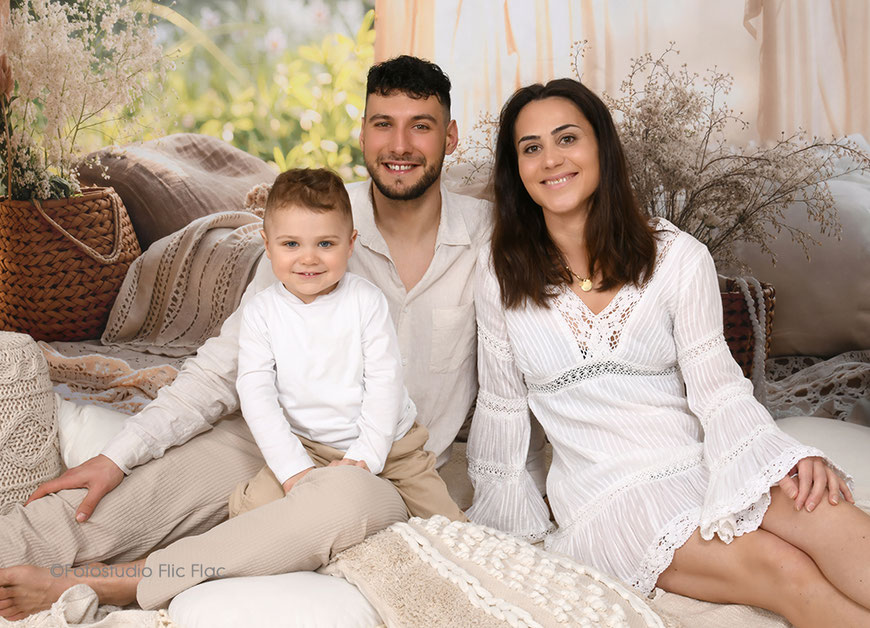 Familienfotos im Fotostudio Flic Flac in wunderschönen Hintergrundkulissen. 