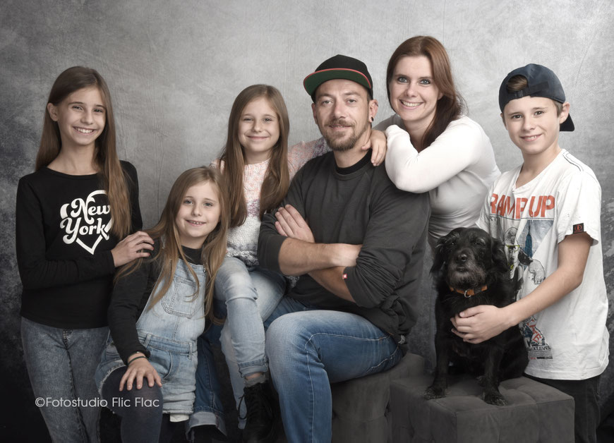 Familienfotos im Fotostudio Flic Flac in wunderschönen Hintergrundkulissen. 