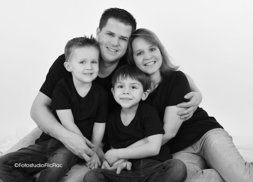 Familienfotos im Fotostudio Flic Flac in wunderschönen Hintergrundkulissen. 