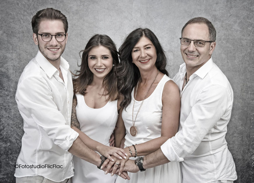 Familienfotos im Fotostudio Flic Flac in wunderschönen Hintergrundkulissen. 