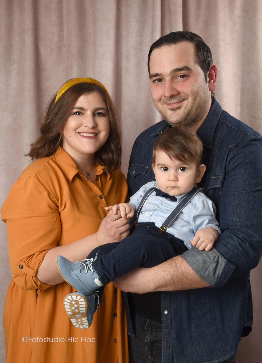 Familienfotos im Fotostudio Flic Flac in wunderschönen Hintergrundkulissen. 