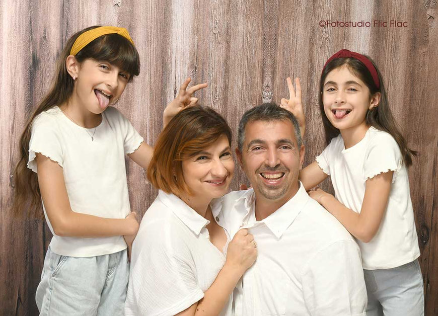 Familienfotos im Fotostudio Flic Flac in wunderschönen Hintergrundkulissen. 