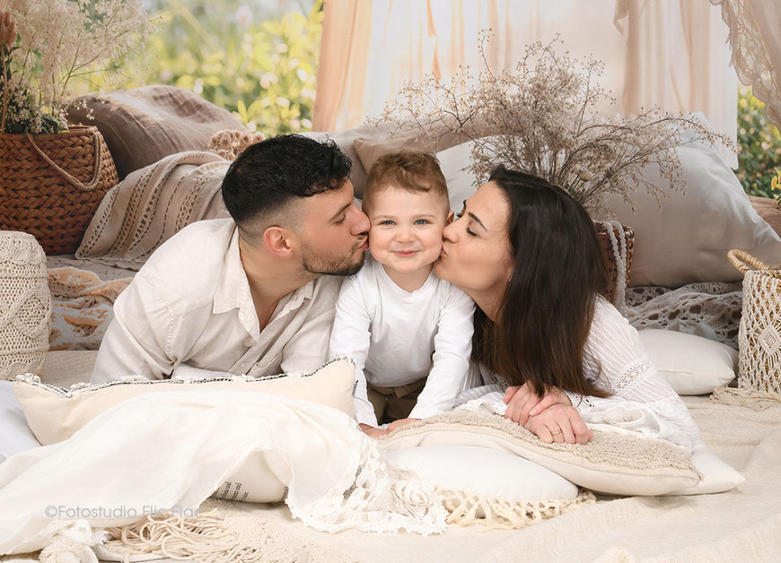 Familienfotos im Fotostudio Flic Flac in wunderschönen Hintergrundkulissen. 