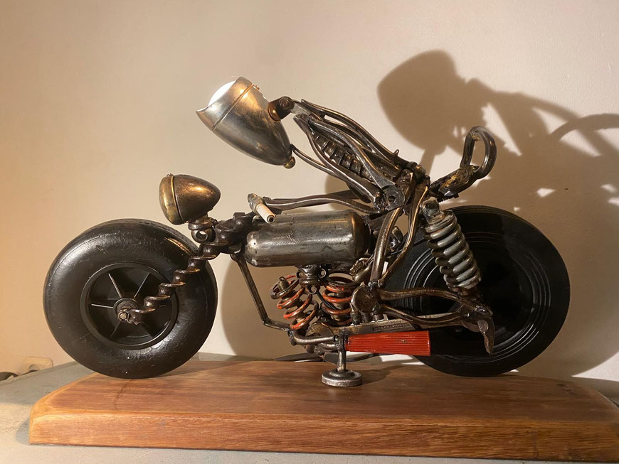Lichtobject Caferacer op houten voetplaat € 345,00 ca 50cm