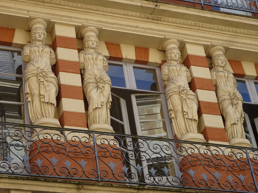 Façade ornée de  copies à échelle réduite des cariatides de la tribune des musiciens du Louvre 