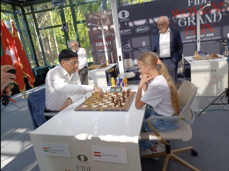 Auch Ex-Weltmeister Vishy Anand gab sich gegen Alina schon die Ehre :-)
