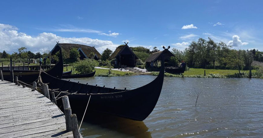 Wikingerboot auf dem Wasser am Steg