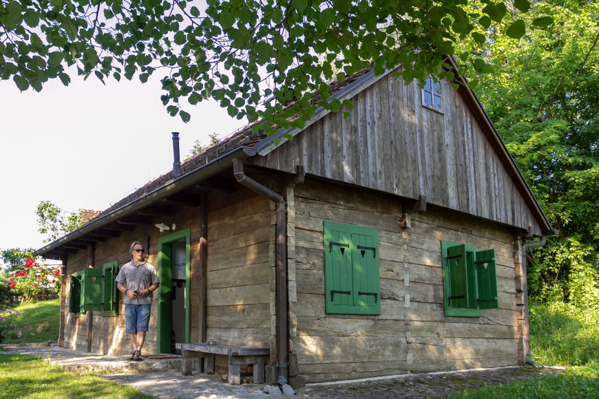 Vuglecų kalno sodyboje galima pailsėti tokiuose senoviniuose nameliuose