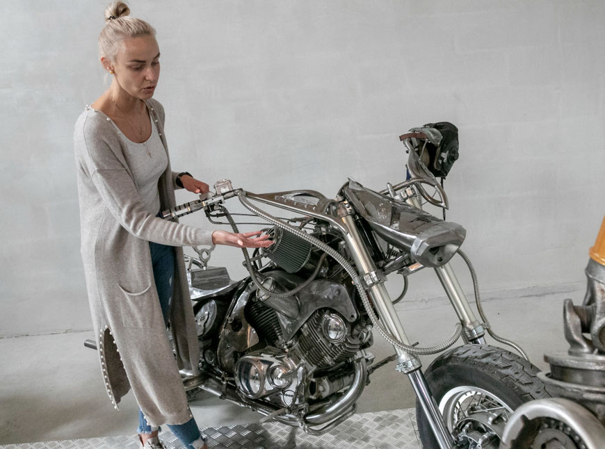 Aleksandro Nesteriuko žmona Alina prie vieno iš Nester Custom meno galerijos sukonstruotų motociklų