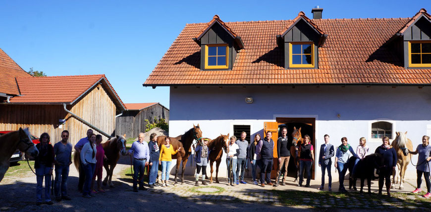 Einsteller, Reitbeteiligungen, Pferde und das Team feiern im September 2018 das 25jährige Jubiläum Reiten in Dingstetten