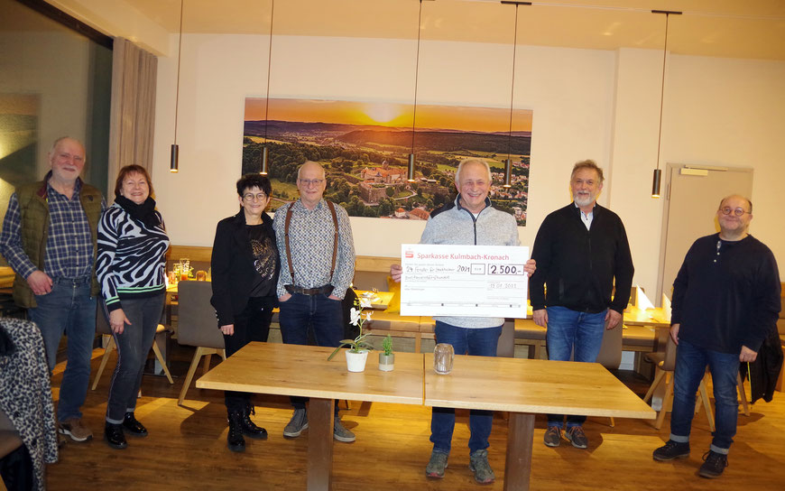 Bild: (von links) Jürgen und Marianne Krause, Martina und Hans Rebhan, IG-Sprecher Rainer Engelhardt, Oliver Kraus sowie Lorenz Setale freuen sich über die Spende von 2.500 Euro.