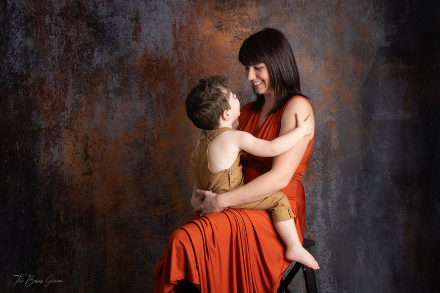 Photographie d'une mère qui rigole avec son enfant 