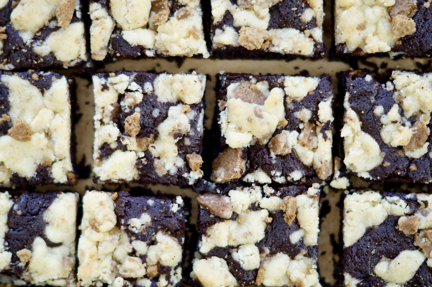 Saftiger Brownie mit Spekulatius-Streuseln